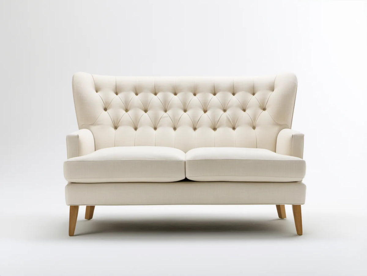 Kremowa sofa dwuosobowa z pikowanym oparciem i naturalnobrązowymi nogami, 160 x 85 x 105 cm