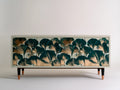 Czterodrzwiowy kredens z MDF 180 x 40 x 85 cm beżowy z botanicznym motywem miłorzębu